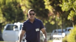 资料照片:时任迪斯尼公司高管的凯文·梅耶尔在爱达荷州太阳谷参加一次会议。(2018年7月12日)