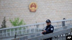 资料照：人民法院外的警察。