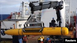 말레이시아 실종기 수색 작업에 참가한 호주 군함 '오션 실드' 호 선원들이 14일 첨단 무인 잠수정 '블루핀21을' 투입하기 위해 준비 중이다.