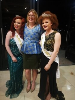 Crown winners of 2019 Ms Malawi Albinism -Chikondi Kadzanja (right) and First Princess Hilda Mcheso poses with lead judge Tamara. (L. Masina/VOA)
