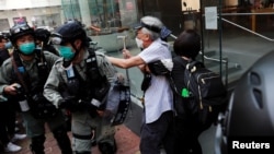 香港防暴警察在中环驱散利用午餐时间抗议示威的民众。（2020年5月27日）