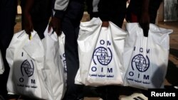 লিবিয়া থেকে প্রত্যাবাসিত গাম্বিয়ান অভিবাসীরা বানজুল বিমানবন্দরে নিবন্ধিত হওয়ার জন্য অপেক্ষা করছে। ৪ এপ্রিল, ২০১৭। ফাইল ছবি।