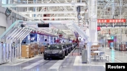 特斯拉在上海工厂里生产的汽车。（2020年1月7日）