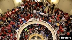 在奥克拉荷马州首府奥克拉荷马城，教师们聚集在州议会大厦园厅，要求加工资并增加教育经费。（2018年4月3日）