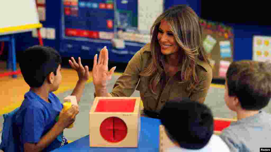 Melania Trump joue avec un enfant lors de sa visite à l&#39;American International School à Riyad, en Arabie Saoudite, le 21 mai 2017.
