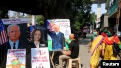 印度孟买街头艺术家描绘美国当选总统和副总统的肖像（路透社2020年11月8日）