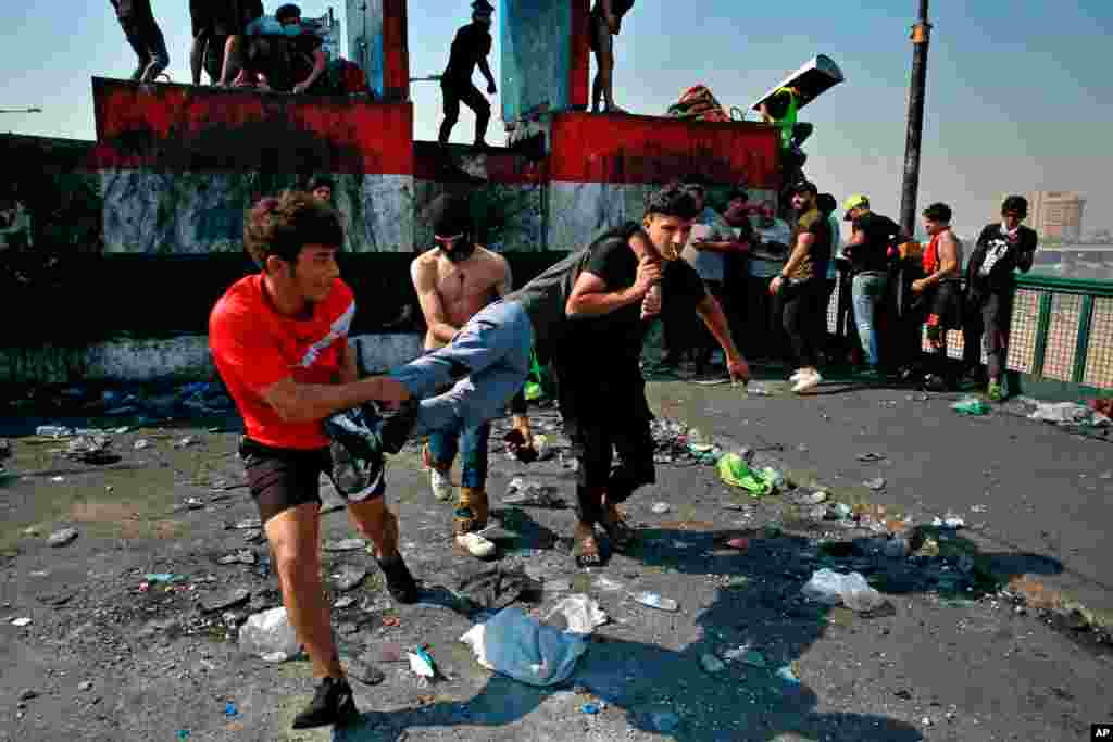 이라크 바그다드의 보안지역 그린존 근방에서 반정부 시위가 열린 가운데 보안군과 충돌한 부상자가 병원으로 옮겨지고 있다. 