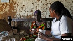 Ana lura da wata mata mai fama da cutar HIV