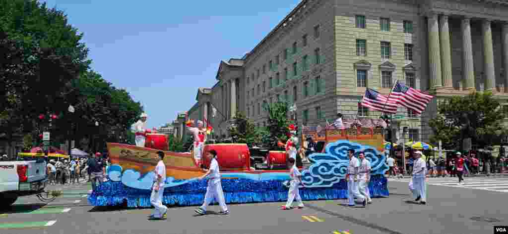 华盛顿独立日庆祝游行街头即景。(2025年7月4日)