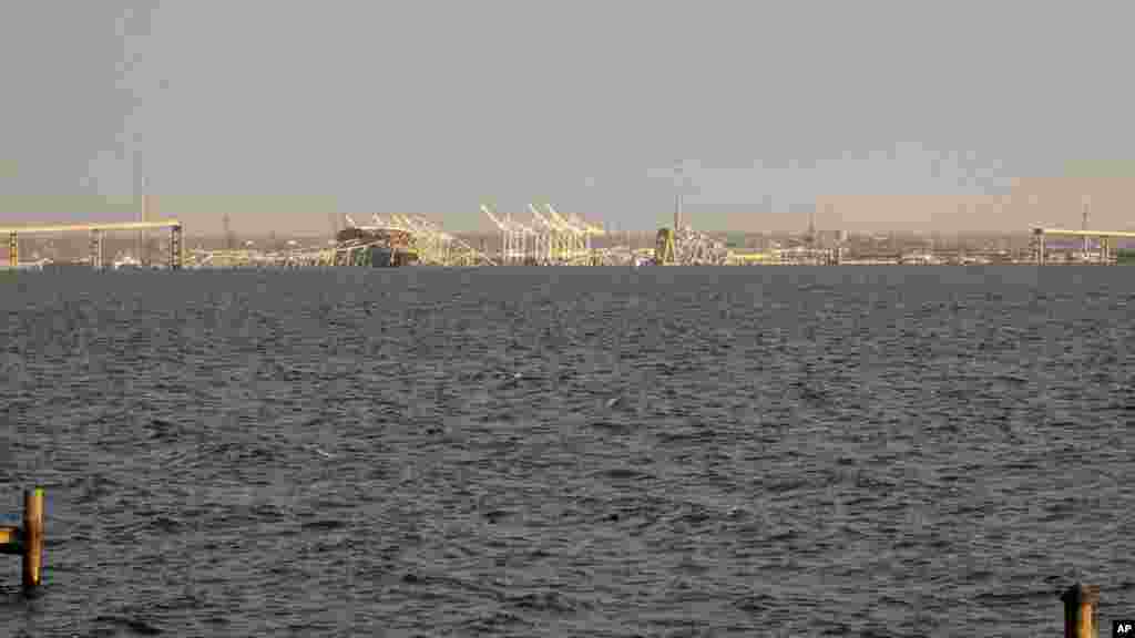 Падот на мостот Френсис Скот Ки во Балтимор е прикажан во раните утрински часови, од плажата Ривиера, Мериленд, САД,&nbsp; 26 март 2024 година.