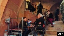 ពលរដ្ឋស៊ីវិលជ្រកក្នុងកន្លែងសុវត្ថិភាពមួយដែលស្ថិតក្នុងបន្ទប់ក្រោមដីរបស់ព្រះវិហារសាសនាគ្រិស្តនៅក្នុងតំបន់ជម្លោះ Nagorno-Karabakh ក្នុងទីក្រុង Stepanakert កាលពីថ្ងៃទី៤ ខែតុលា ឆ្នាំ២០២០។