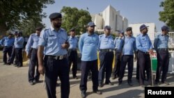 Policemen keep guard outside the Supreme Court of Pakistan building in Islamabad June 19, 2012. 