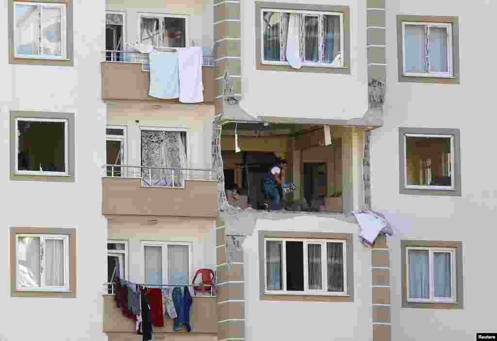 Seorang polisi pakar forensik memeriksa sebuah apartemen pasca ledakan di kota Gaziantep, Turki.