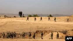 Ushtarët izraelitë duke zënë pozicione pranë kufirit (27 tetor 2023)