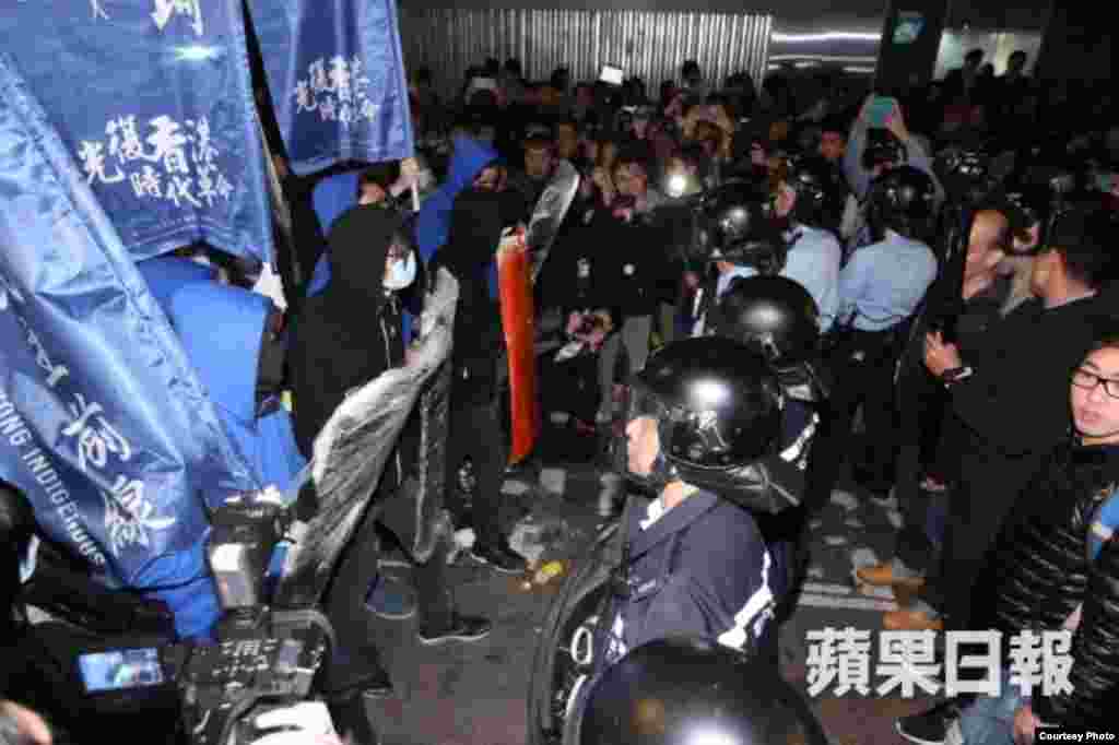 旺角街头夜市大年初一晚爆发激烈警民冲突 (苹果日报) 