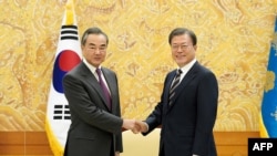 韩国总统府发放的照片：韩国总统文在寅在首尔会晤到访的中国外长王毅。（2020年11月26日）