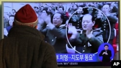 지난 3일 한국 서울역에 설치된 TV에서 북한 김정은 국무위원장의 최측근인 김원홍 국가안전보위상 해임 소식을 전하는 뉴스가 나오고 있다.