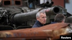 در گرماگرم حمله روسیه به اوکراین ژنرال ینس اشتولتنبرگ، دبیرکل ناتو، از نمایشگاهی از خودروهای نظامی منهدم شده روسیه در مرکز کی‌یف بازدید می‌کند - اوکراین، ۳۱ فروردین ۱۴۰۱