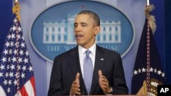 바락 오바마 미국 대통령이 지난 17일 백악관에서 푸틴 러시아 대통령의 측근을 포함한 고위 관료에 대한 제재 입장을 밝히고 있다. 