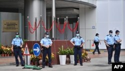 香港警察在北京驻港国安公署外站岗。（2020年7月9日）