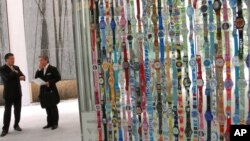 រូបឯកសារ៖ នាឡិកាដៃម៉ាក Swatch ត្រូវបានដាក់តាំងនៅហាងនាឡិការបស់ក្រុមហ៊ុននេះ នៅតំបន់ពាណិជ្ជកម្ម Ginza ក្នុងទីក្រុងតូក្យូ ប្រទេសជប៉ុន។ 