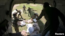 9일 인도 공군 헬리콥터가 홍수 피해 지역에 식량을 긴급 지원하고 있다.