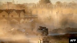 미군 차량들이 15일 시리아 하진 인근에서 시리아 민주군을 지원하고 있다.