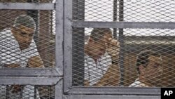 عکس آرشیوی از سه گزارشگر شبکه الجزیره در دادگاهی در قاهره، مصر - ۲۵ اردیبهشت ۱۳۹۳ 