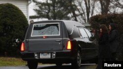 Gari la kubeba maiti likiwasili katika chumba cha kuhifadhia mwili katika maandalizi ya mazishi ya mtoto Jack Pinto mwenye umri wa miaka 6