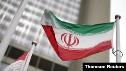 پرچم جمهوری اسلامی ایران در مقابل مقر آژانس بین‌المللی انرژی اتمی در وین