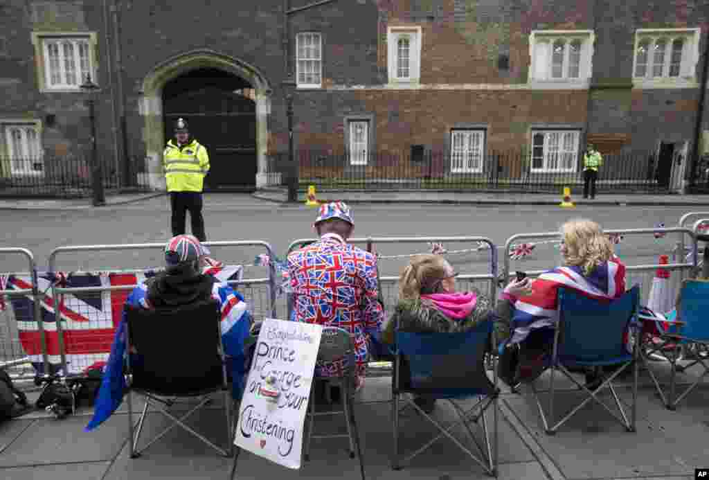 Para pendukung keluarga kerajaan menunggu di luar Istana St. James, berharap melihat keluarga kerajaan. (AP/Alastair Grant) 