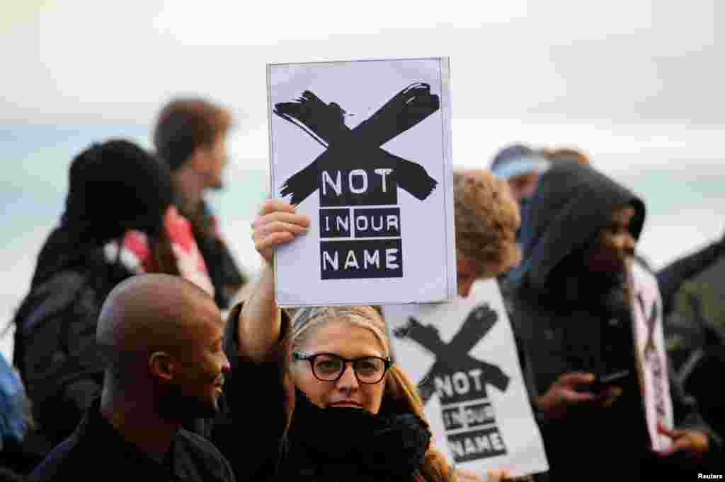 Para pengunjuk rasa memprotes keputusan dari kantor penyiaran umum South African Broadcasting Corporation (SABC) yang menyatakan tidak akan menyiarkan gambar-gambar unjuk rasa yang diwarnai dengan tindak kekerasan, di Cape Town, Afrika Selatan.