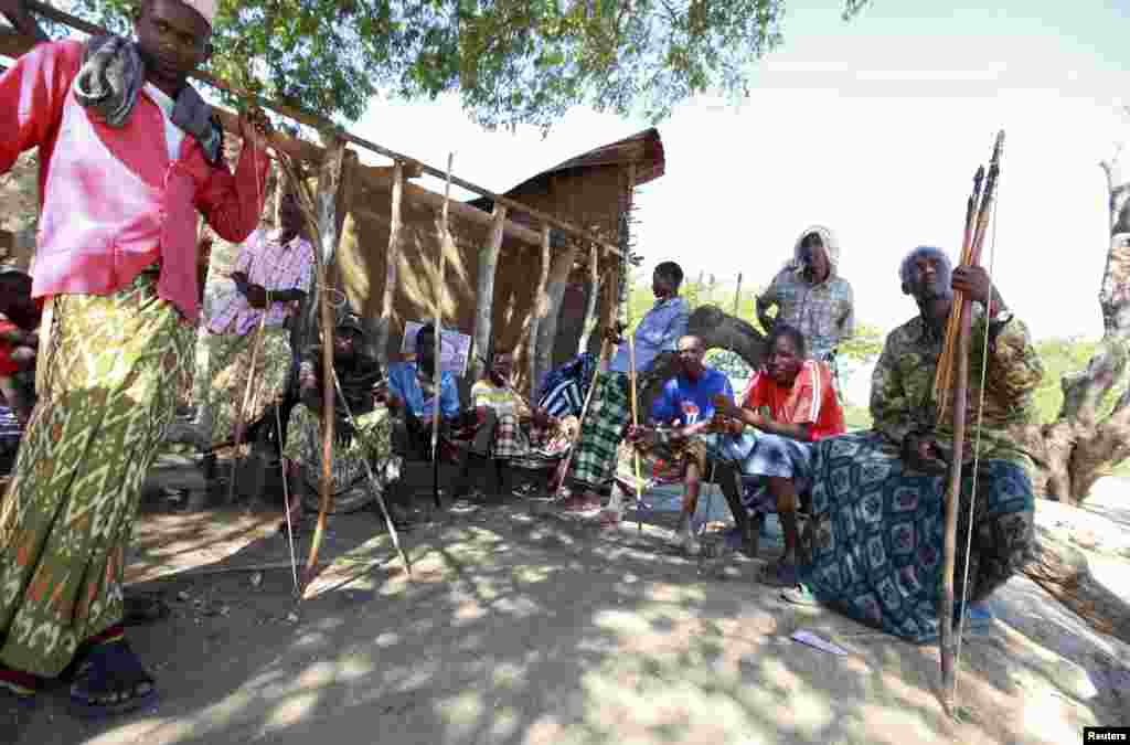 Residents hold arms as they prepare for the burial of their kinsmen who were killed in Nduru village, Tana Delta region of Kenya, January 9, 2013.
