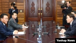 지난달 26일 판문점 북측 지역인 통일각에서 남북 당국회담 준비를 위한 실무접촉이 열린 가운데, 김기웅(오른쪽) 한국 통일부 남북회담본부장과 황철 북한 조국평화통일위원회 서기국 부장이 대화하고 있다. (자료사진)