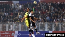 بازیکنان تیم های شاهین آسمایی (لباس زرد) و موج های آمو (لباس سیاه) در میدان ورزشی فدراسیون فوتبال افغانستان