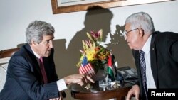 Menteri Luar Negeri AS John Kerry (kiri) dan Presiden Palestina Mahmoud Abbas dalam pertemuan di kantor presiden di Ramallah, Tepi Barat (4/1). (Reuters/Brendan Smialowski)