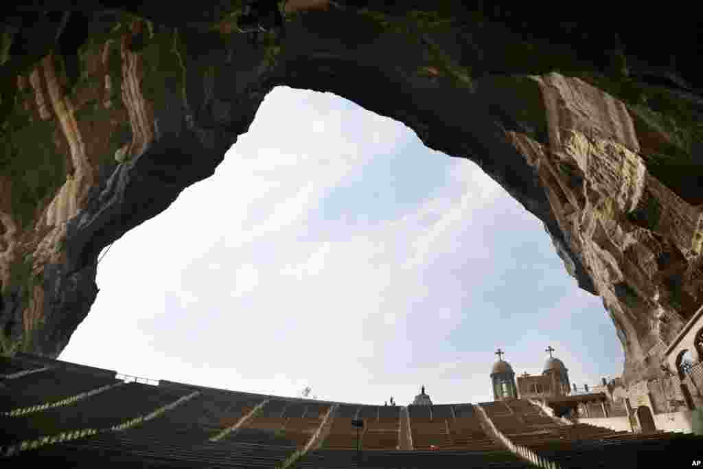 Pemandangan dari gua di gereja Katedral St. Sama&#39;ans di bukit Mokattam yang menghadap ke kota Kairo, Mesir.