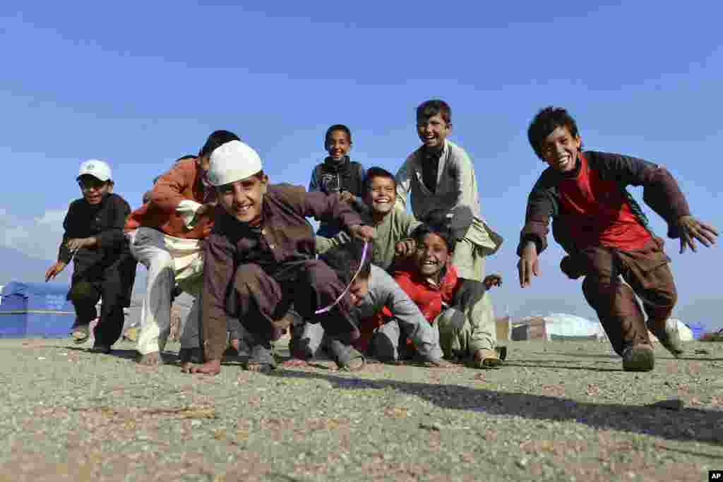 កុមារ​ជនជាតិអាហ្វហ្គានីស្ថាន​លេង​សប្បាយ​នៅ​ជាយ​ក្រុង Jalalabad ខេត្ត​ Nangarhar កាល​ពី​ថ្ងៃ​ទី១៣ ខែ​ធ្នូ ឆ្នាំ​២០១៦។