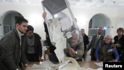 Hasil perhitungan sementara pemilu parlemen Ukraina menunjukkan partai berkuasa pimpinan Presiden Viktor Yanukovych sementara unggul (28/12).