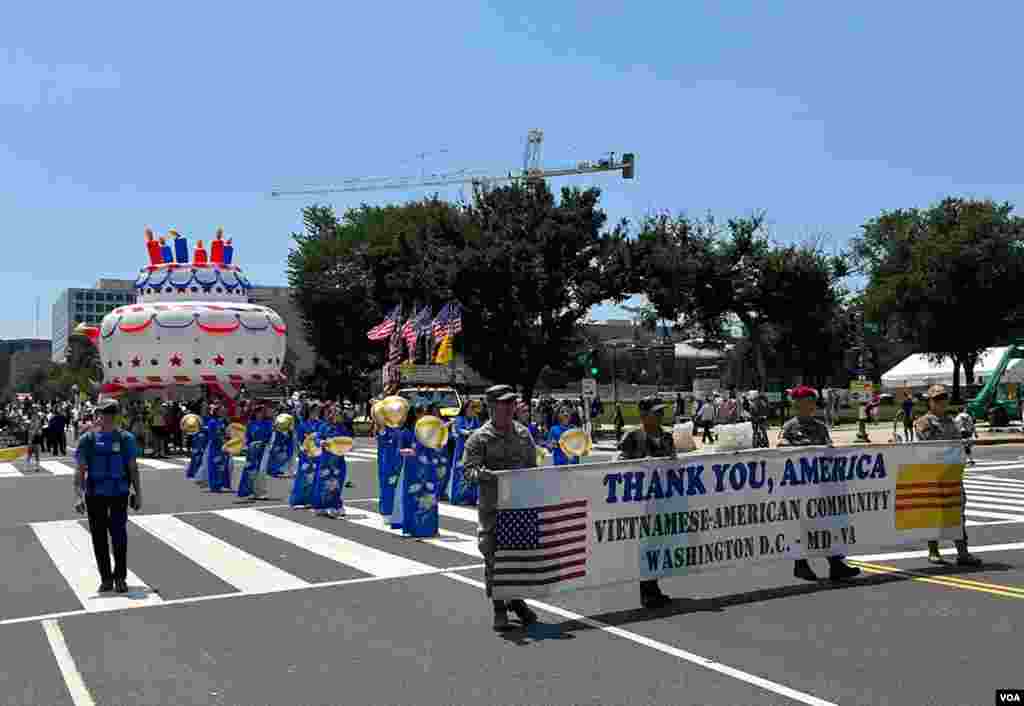 华盛顿独立日庆祝游行街头即景。(2025年7月4日)