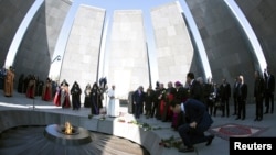 Paus Fransiskus dan para pemimpin agama Katholik di Armenia (Catholicos of All Armenians) Karekin II menghadiri upacara untuk mengenang para korban pembunuhan massal pada era Perang Dunia I oleh pasukan Ottoman di Tzitzernakaberd Genocide Memorial, Yerevan, Armenia (25/6).