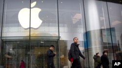 2019年2月26日，行人路过北京一条户外购物街的苹果专卖店。（美联社照片）