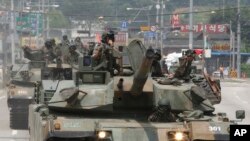 Des soldats de l'armée sud-coréenne lors d'un exercice annuel à Paju, en Corée du Sud, près de la frontière avec la Corée du Nord, le 5 juillet 2017.