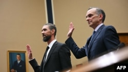 资料照片：前美国奥运游泳选手菲尔普斯(左)和美国反兴奋剂机构首席执行官泰加特在美国众议院监督与调查小组委员会有关巴黎奥运会反兴奋剂措施的听证会上作证之前宣誓。(2024年6月25日)