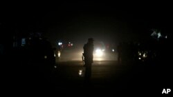 آرشیف:گزمۀ نیرو های امنیتی در نزدیکی خانۀ معلم میر ولی، نمایندۀ مردم هلمند در ولسی جرگه که در کابل مورد حمله قرار گرفت