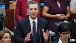 Канцеларијата на Њусом соопшти дека неговата акција за безбедноста на оружјето, исто така, дошла по „престрелките низ целата земја во кои загинаа најмалку 104 луѓе во последните 74 часа“