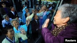 Wang So-goon, warga Korea Selatan (kanan) menangis saat berpisah dengan adiknya dalam reuni keluarga di Tempat Wisata Gunung Kumgang, Korea Utara, 5 November 2010 (Foto: dok). Korea Utara dan Korea Selatan sepakat untuk mengadakan pembicaraan untuk membahas reuni kerluarga yang terpisah akibat Perang Korea, Jumat (23/8).