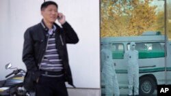 一位朝鲜男士在平壤顺安国际机场打手机。（2014年10月27日资料照）
