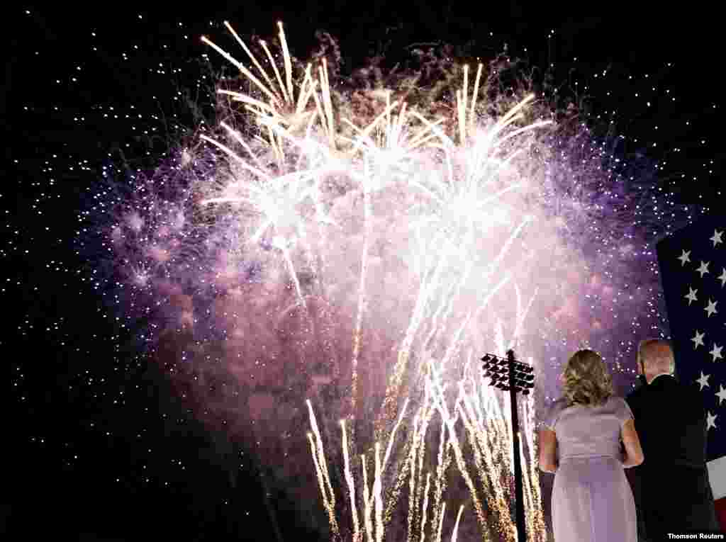 미국 델라웨어주 월밍턴 체이스센터에서 진행된 민주당 전당대회에서 조 바이든 전 부통령이 대선 후보 수락 연설을 마친 뒤 부인 질 바이든 여사와 불꽃을 지켜보고 있다. 