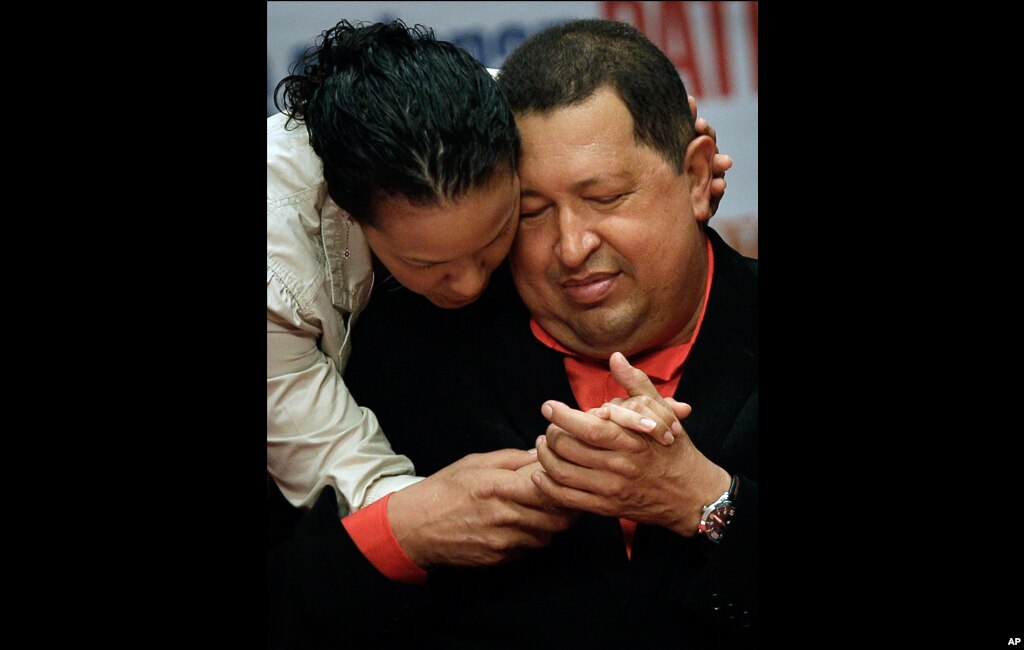 Chavez berbagi momen dengan putrinya Rosa saat ia menghadiri konser untuk menghormatinya di teater Teresa Carreno di Caracas, 23 Februari 2012.